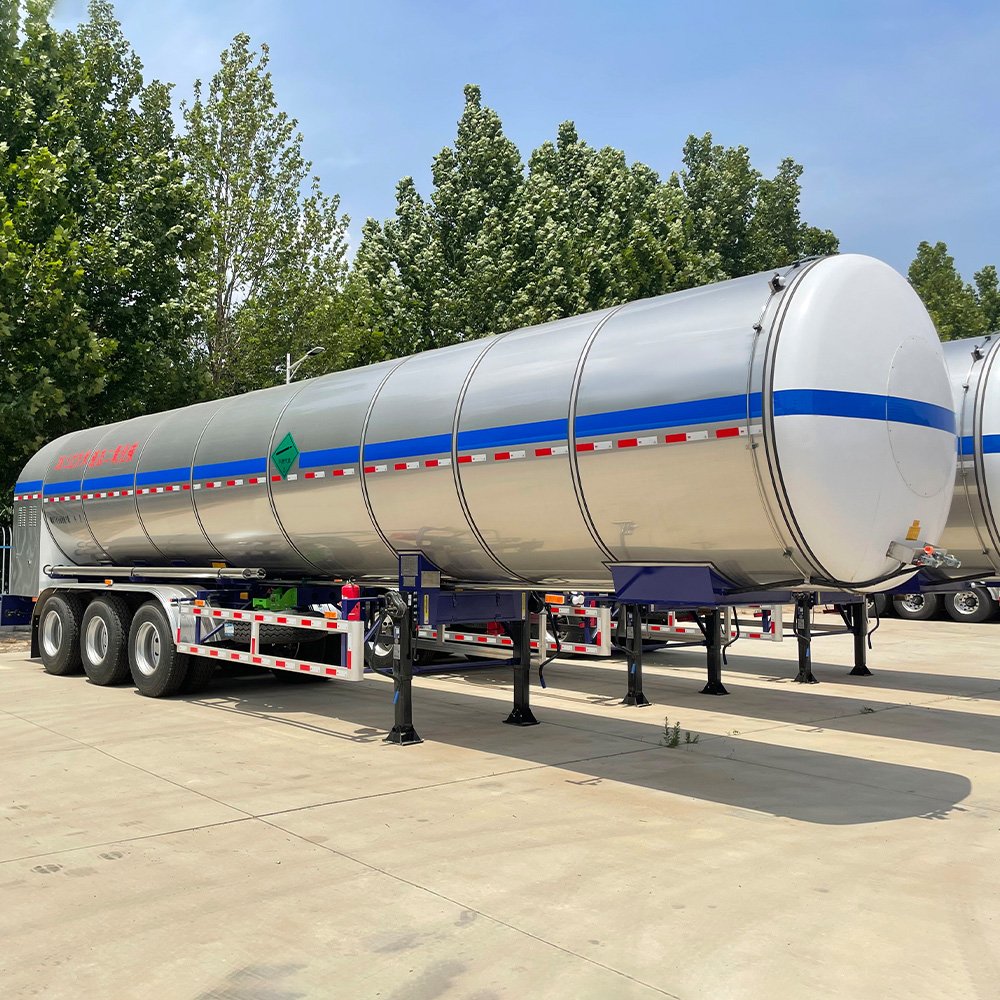3-Axle chemical transport tanker, 30,000L carbon/stainless steel tank, reinforced baffles, chemical-grade valves