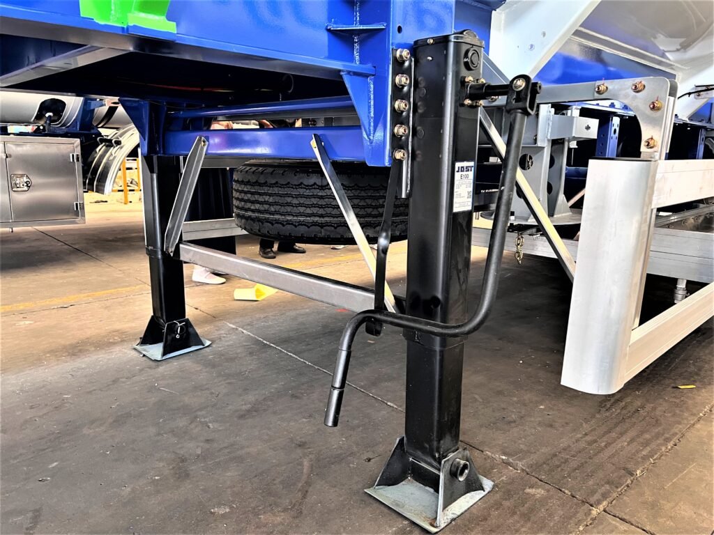 Adjustable landing gear on ZW bulk powder tanker semi trailer