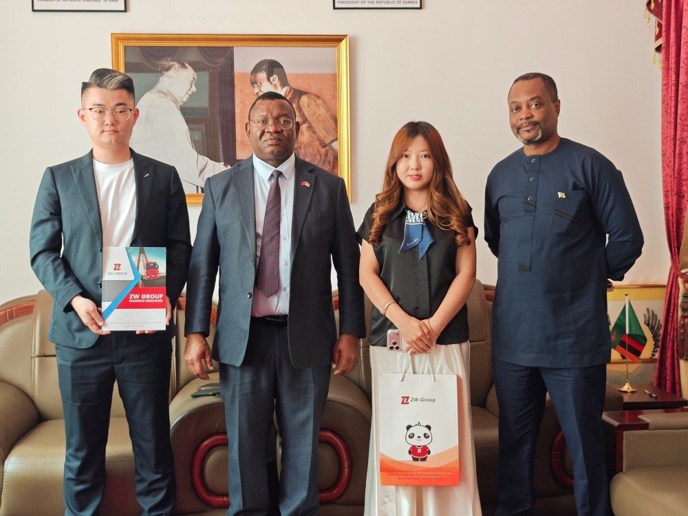 H.E. Mr. Ivan Zyuulu, Ambassador of Zambia to China, meeting with heavy-duty tank trailer manufacturer representatives.